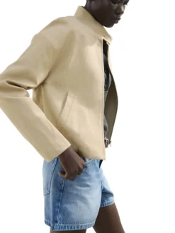 Short en coton indigo uni pourvu d'une coupe droite et de multiples poches