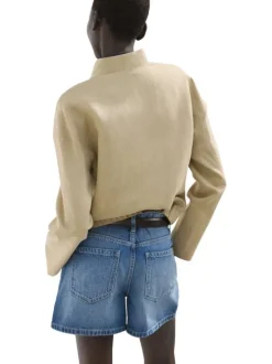 Short en coton indigo uni pourvu d'une coupe droite et de multiples poches