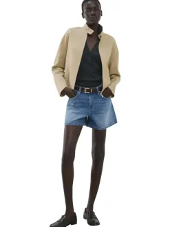 Short en coton indigo uni pourvu d'une coupe droite et de multiples poches