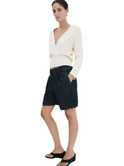 Short en coton indigo uni pourvu d'une taille mi-haute et d'une coupe droite