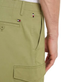 Short en coton kaki uni avec une coupe cargo et poches latérales