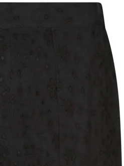 Short en coton noir à broderie anglaise avec une coupe droite