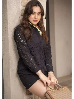 Short en coton noir à broderie anglaise avec une coupe droite