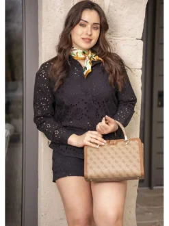 Short en coton noir à broderie anglaise avec une coupe droite