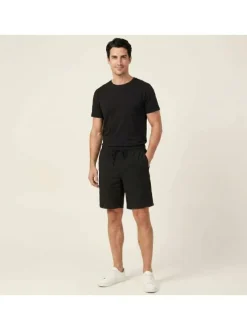 Short en coton noir pourvu d'une taille élastiquée avec cordon de serrage