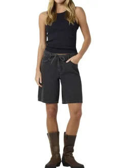 Short en coton noir uni avec une coupe droite et de multiples poches
