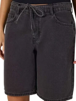 Short en coton noir uni avec une coupe droite et de multiples poches