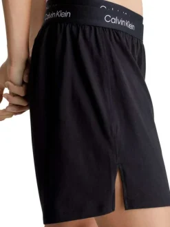 Short en coton noir uni avec une coupe droite et logo de la marque
