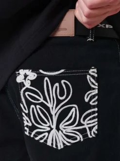 Short en coton noir uni pourvu de multiples poches et d'une coupe droite
