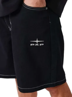 Short en coton noir uni pourvu de multiples poches et d'une coupe droite