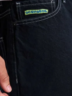 Short en coton noir uni pourvu d'une coupe baggy et de multiples poches