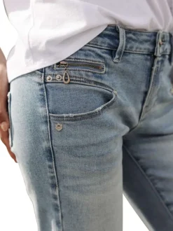 Short en coton stone uni avec une coupe droite et des passants pour ceinture