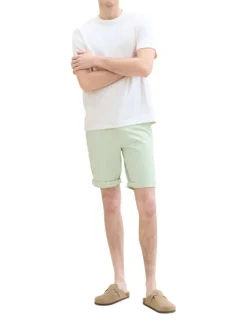 Short en coton vert uni avec une coupe chino et des poches latérales