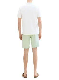Short en coton vert uni avec une coupe chino et des poches latérales