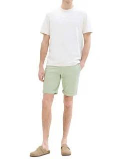 Short en coton vert uni avec une coupe chino et des poches latérales