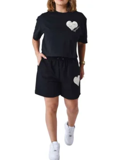 Short en jogging noir imprimé avec coeur blanc brodé et 3 poches