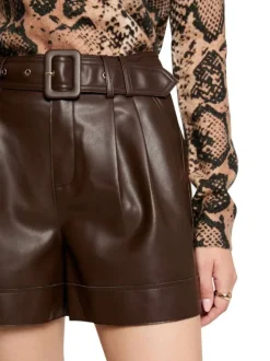 Short en simili cuir marron uni à coupe droite avec une ceinture