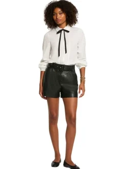 Short en simili cuir noir uni à coupe droite avec une ceinture