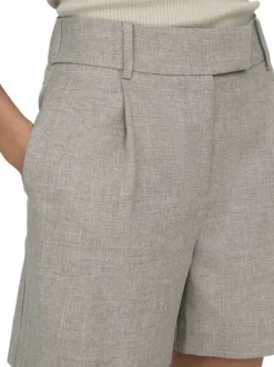 Short gris clair uni avec une coupe chino et des poches latérales