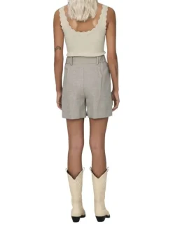 Short gris clair uni avec une coupe chino et des poches latérales
