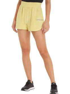 Short jaune uni avec une coupe droite et resserré au niveau de la taille
