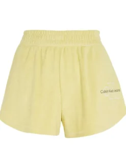 Short jaune uni avec une coupe droite et resserré au niveau de la taille