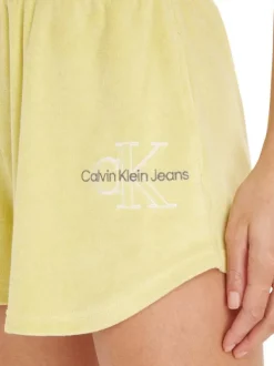 Short jaune uni avec une coupe droite et resserré au niveau de la taille