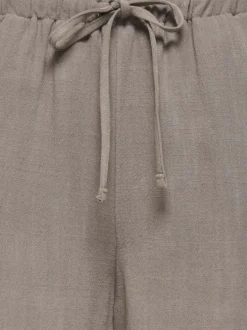 Short jogging taupe uni pourvu d'une taille élastiquée et d'une coupe longue