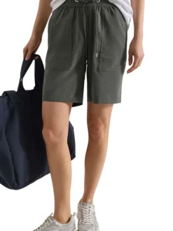 Short kaki uni pourvu d'une coupe large et d'une taille intermédiaire