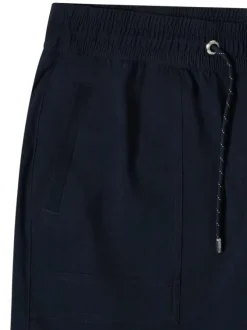 Short marine uni pourvu d'une coupe large et d'une taille intermédiaire