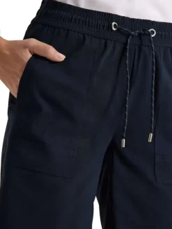 Short marine uni pourvu d'une coupe large et d'une taille intermédiaire