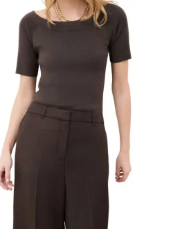 Short marron uni pourvu de détails plissés et de multiples poches