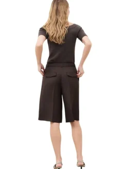 Short marron uni pourvu de détails plissés et de multiples poches
