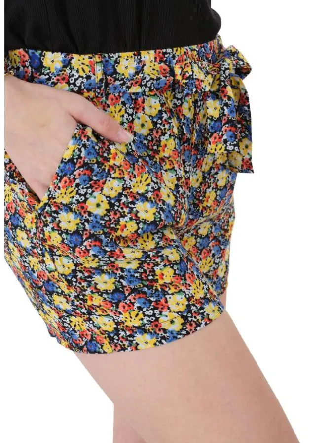 Short multicolore avec un imprimé floral intégral et une coupe courte