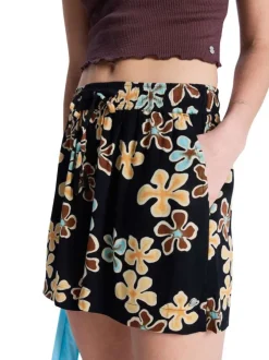 Short noir à coupe droite pourvu d'une taille élastiquée avec cordon de serrage