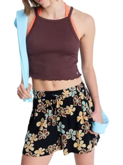 Short noir à coupe droite pourvu d'une taille élastiquée avec cordon de serrage
