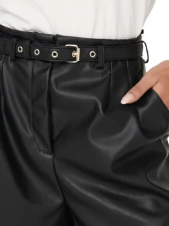 Short noir en simili cuir avec une coupe droite et une taille haute