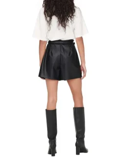 Short noir en simili cuir avec une coupe droite et une taille haute