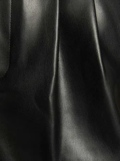 Short noir en simili cuir avec une coupe droite et une taille haute
