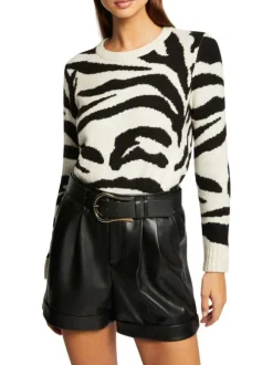 Short noir en simili cuir avec une coupe droite et une taille haute