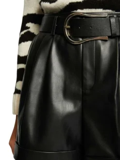 Short noir en simili cuir avec une coupe droite et une taille haute