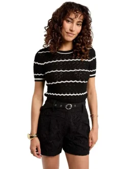 Short noir taille haute en dentelle avec une coupe droite et une ceinture