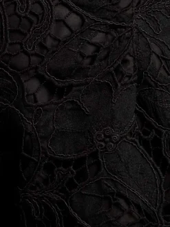 Short noir taille haute en dentelle avec une coupe droite et une ceinture