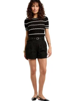 Short noir taille haute en dentelle avec une coupe droite et une ceinture