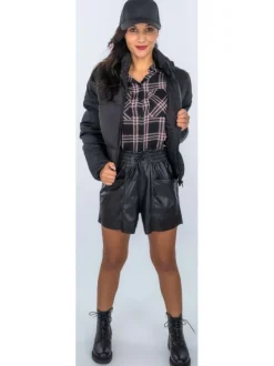 Short noir uni aspect cuir avec une taille élastiquée et une coupe courte
