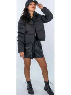 Short noir uni aspect cuir avec une taille élastiquée et une coupe courte