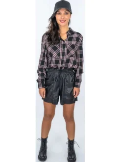 Short noir uni aspect cuir avec une taille élastiquée et une coupe courte
