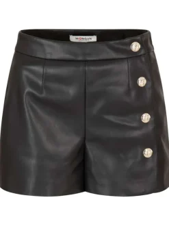 Short noir uni avec une coupe droite et des boutons dorés décoratifs