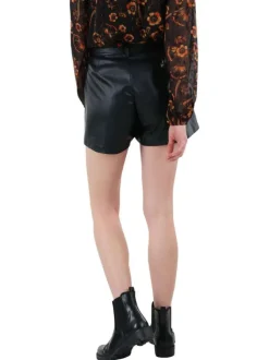 Short noir uni en similicuir avec une coupe courte et 2 poches latérales