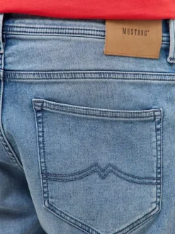 Short 5 poches en coton mélangé bleu ciel délavé avec une coupe droite